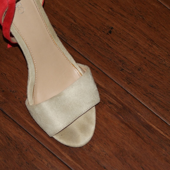 Two shaded heels - Picture 2 of 3